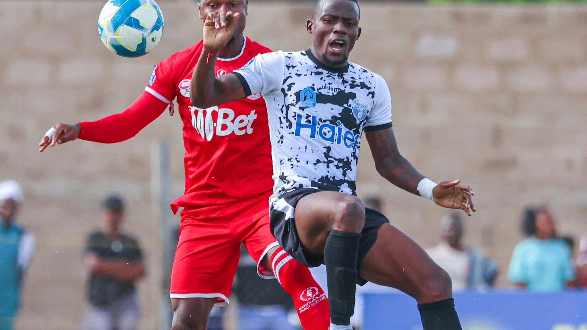 Simba SC right-back, Shomari Kapombe (L), challenges Ihefu SC's attacker in a 2023/24 NBC Premier League clash which took place in Singida last Saturday, culminating in a 1-1 draw.