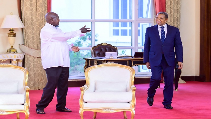 Former President Dr Jakaya Mrisho Kikwete welcomed by the Ugandan President Yoweri Kaguta Museveni when he visited him at the Entebbe State House after addressing a meeting of the association of former and current leaders of the Governments 