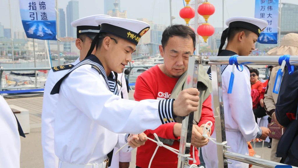 A visitor learns to tie knot at Qingdao International Sailing Center pier in Qingdao, east China's Shandong Province, April 22, 2024. 