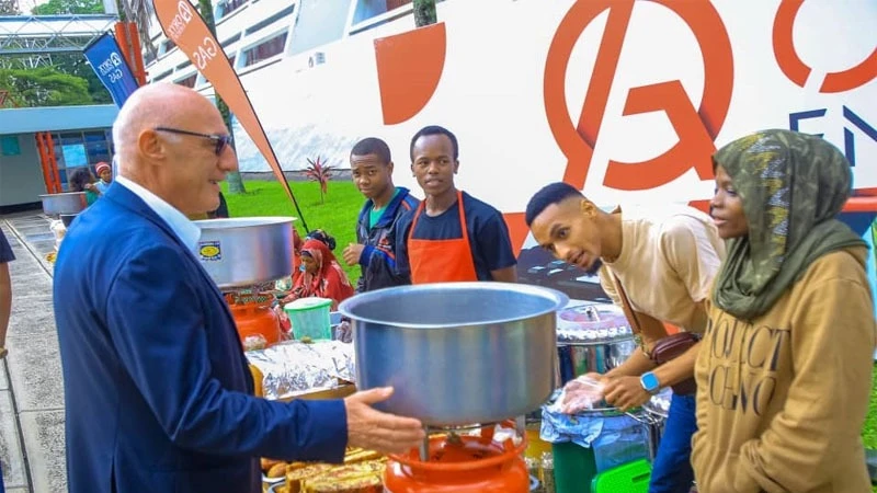 
Oryx Tanzania managing director Benoit Araman (L) has a word with food vendors at an event in Arusha city on Saturday at which the firm presented them with a total of 1,500 gas cylinders and cooking stoves. 