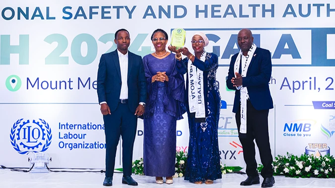 GGML's Shadya Jamili (right) accepts the award for Overall Best Exhibitor at the Occupational Safety and Health Authority (OSHA) 2024 Exhibition on behalf of GGML from the Deputy Minister, Office of the Prime Minister, Labour, Youth, Employment.