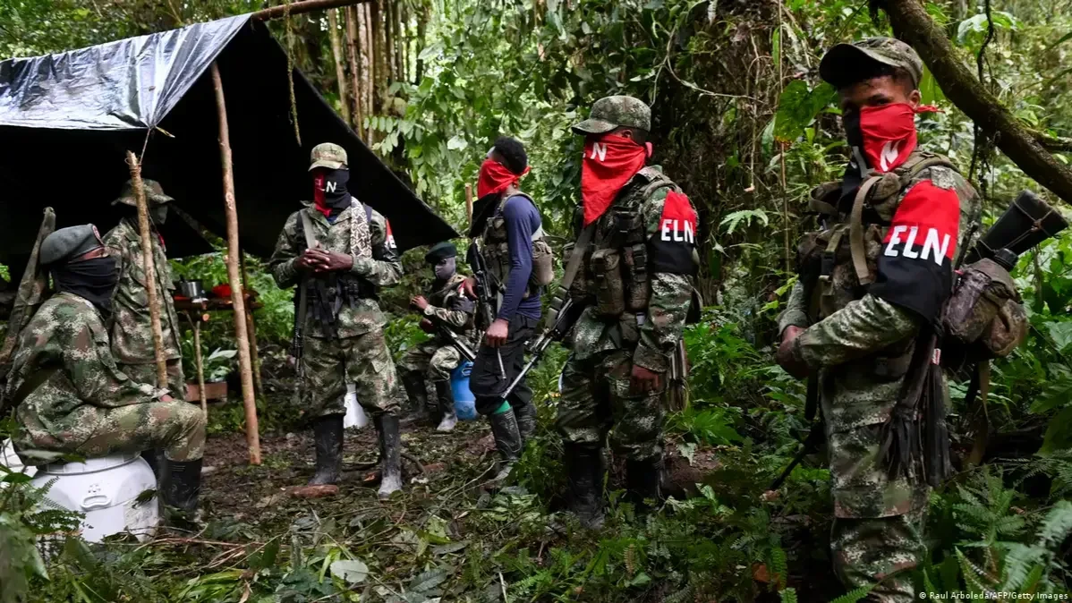 Waasi wa Colombia wa National Liberation Army (ELN) wakiwa msituni.