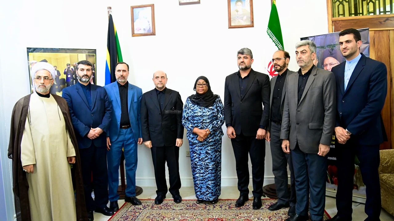 President Samia in a picture with the Ambassador of the Islamic Republic of Iran here in the country Hossein Alvandi Bahineh along with various officials of the Embassy.