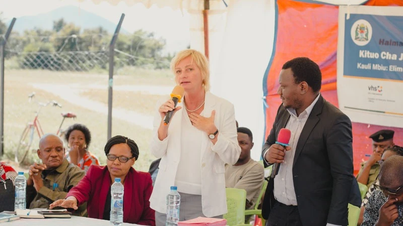 DDV International Tanzania, Frauke Heinze(centre ) insists a point in her remarks during a special peer learning visit to the Community Learning Centre (CLC) in Kongwa District.