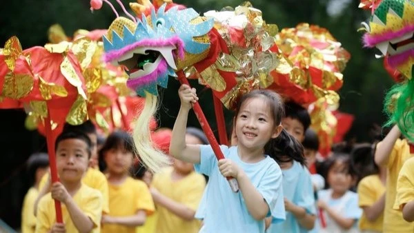 Children perform dragon dance to greet the upcoming International Children's Day at a kindergarten in Wenling City, east China's Zhejiang Province, May 30, 2024.